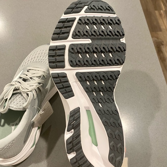 ASIC running shoes - Picture 3 of 4